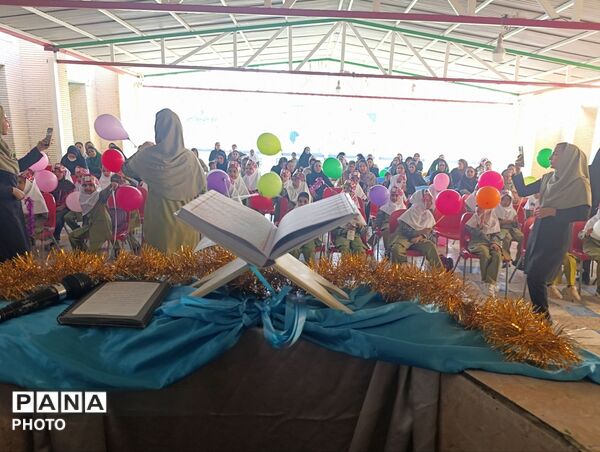 جشن شکوفه‌ها در مدرسه شاهد حاجی‌آباد
