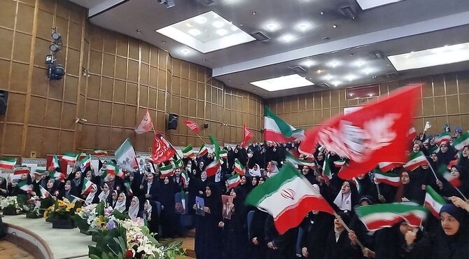اجرای سرود همگانی دانش‌آموزان مدارس شاهد با رهبر انقلاب 