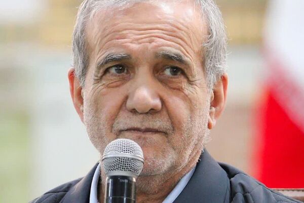 رئیس‌جمهور با خانواده شهدا در پیشوا دیدار کرد