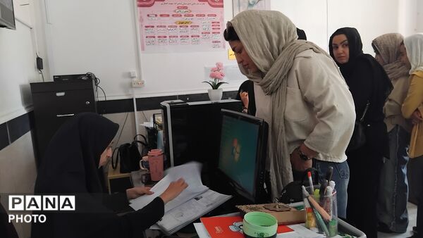  ثبت‌نام دانش‌آموزان پایه هفتم در دبیرستان دخترانه شهید حسن انصاری 
