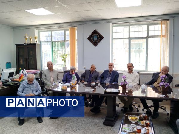 نشست هم‌اندیشی پیشکسوتان امورتربیتی با معاون پرورشی  و تربیت بدنی کاشمر