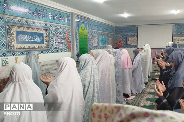  اقامه نماز جماعت دبیرستان هدی با حضور دانش‌آموزان پایه هفتم