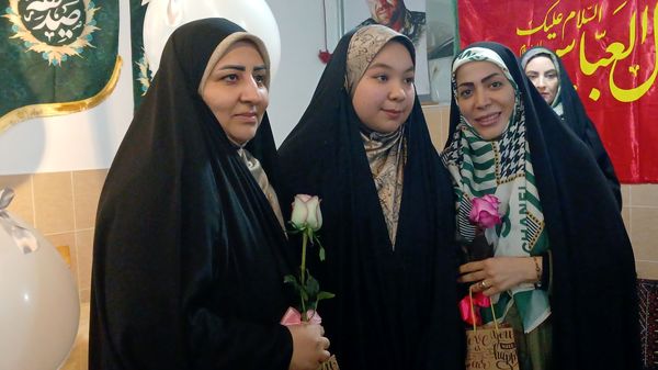 تقدیر دانش‌آموزان فعال فرهنگی‌هنری از مادرانشان با همکاری مربی در محمدشهر کرج