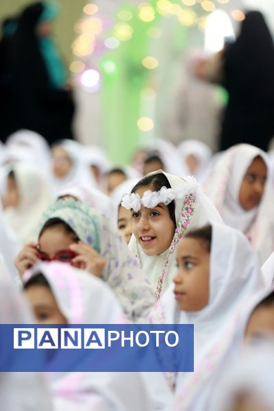  جشن تکلیف ۱۴۰۰ نفری دانش‌آموزان دختر شاهین شهری 