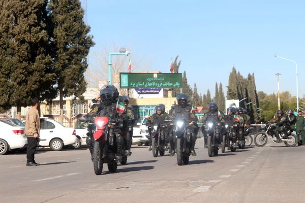 مراسم نمادین ورود امام خمینی(ره) در فرودگاه شهید صدوقی یزد