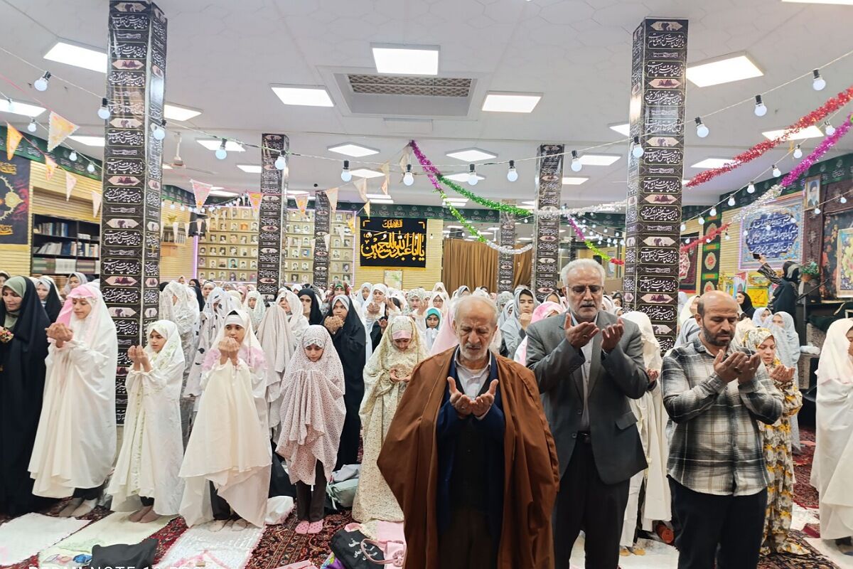 حضور دانش‌آموزان دبستان حاتم ناحیه دو شهرری در مراسم ضیافت افطاری 