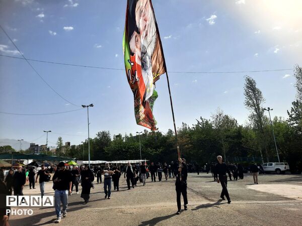 اولین روز وداع با شکوه با رهبر شهید و خانواده بزرگوارشان 