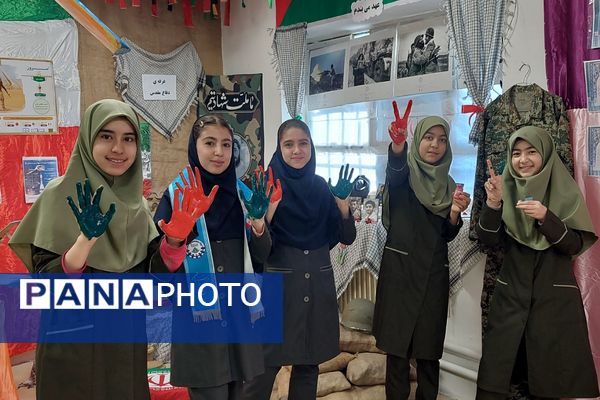 افتتاحیه نمایشگاه «مدرسه انقلاب» در مدرسه شهید شرافت بهارستان‌دو