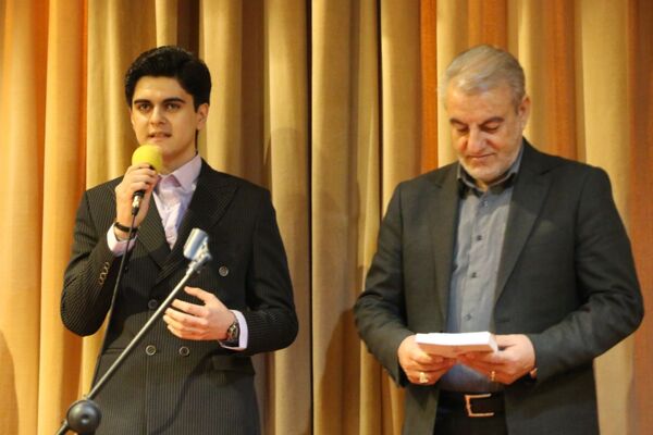 رونمایی از کتاب «تنها در میان جمع» دانش‌آموز نویسنده تبریز 