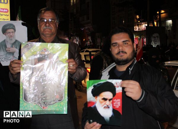 تصویر رهبر معظم انقلاب اسلامی در دست مردم غیور  نیشابور