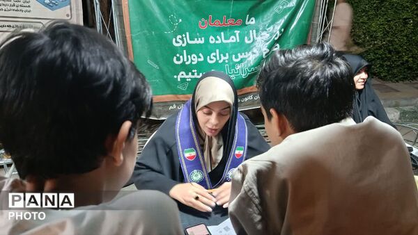 بازدید مشاور وزیر در امور تشکل‌های دانش‌آموزی از موکب «باانرژی ها» در قم