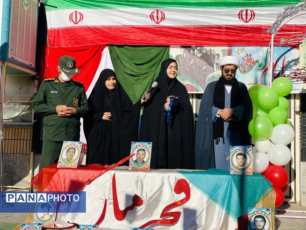 نواخته شدن زنگ انقلاب در دبیرستان نمونه دولتی آمنه(س) 