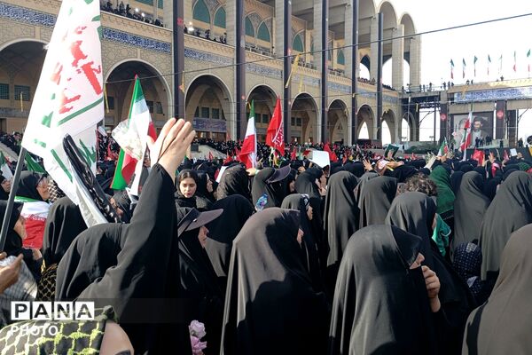 حضور جمعیت و مهمانان ویژه در مراسم وداع با رهبر شهید در مصلی امام خمینی تهران