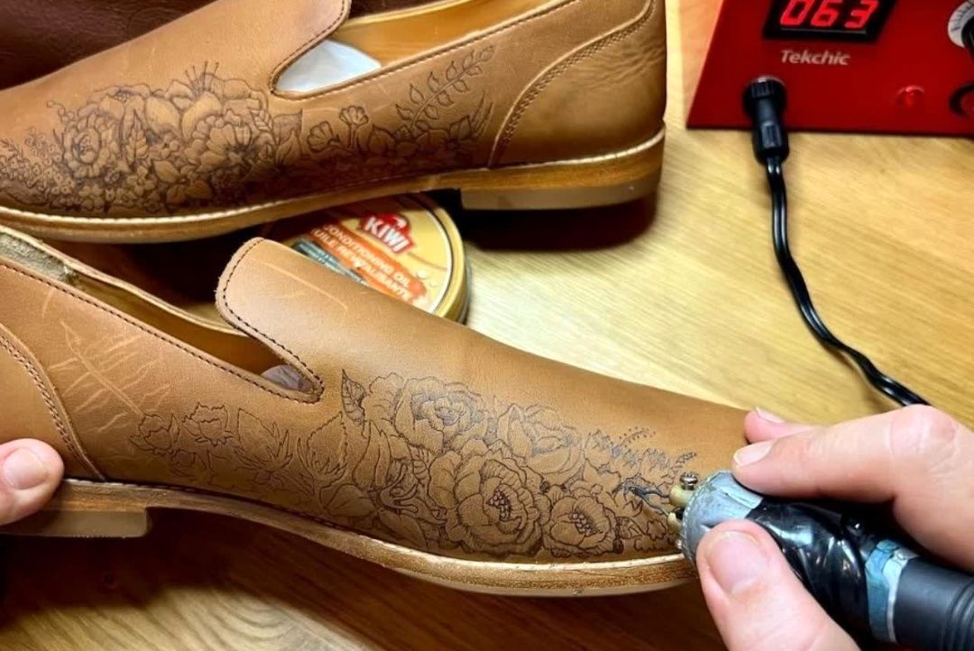 «عارفه»، دختری هنرستانی که با سوخته نگاری چرم به کارآفرینی رسیده است