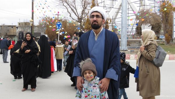 از نوجوان تا کهنسال؛ همه اقشار نورآباد در صف‌های متحد راهپیمایی ۲۲ بهمن