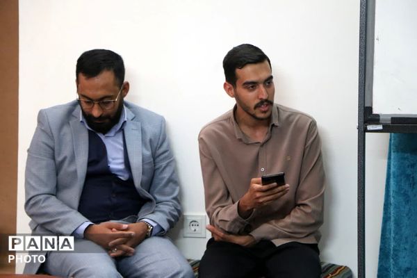 سلسله نشست‌های شعرخوانی خانه شعر و ادب یزد