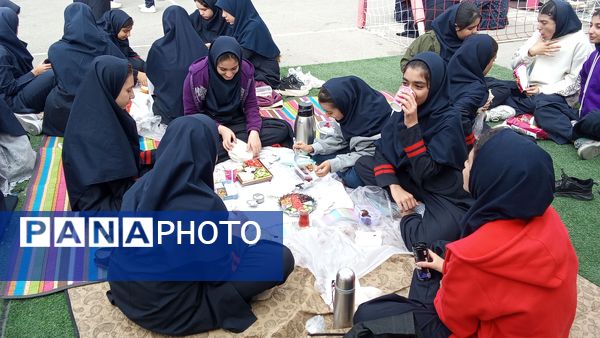 دختران شاد با صبحانه سالم در دبیرستان هیات امنایی فرزانگان ملارد