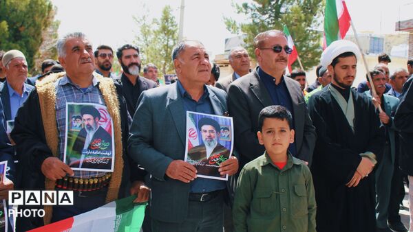 حضور دانش‌آموزان مارگونی در اربعین شهادت رهبر معظم انقلاب با نقاشی‌هایی از یاد ایشان