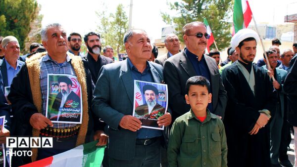 حضور دانش‌آموزان مارگونی در اربعین شهادت رهبر معظم انقلاب با نقاشی‌هایی از یاد ایشان