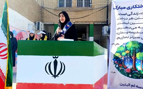  وقتی نهال‌ها هم انقلابی شدند؛ فجر در حیاط مدرسه ام‌البنین