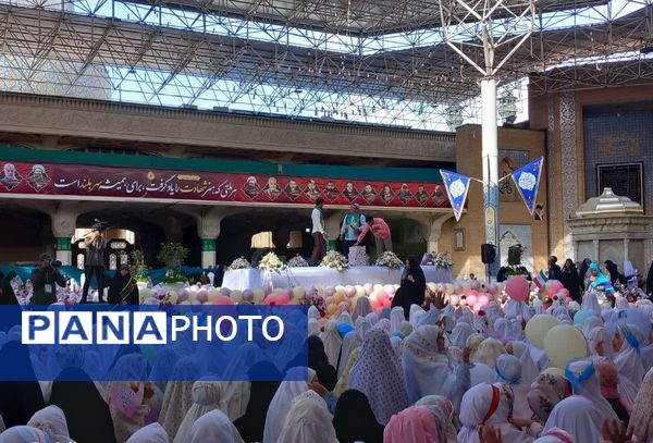 آیین تکلیف دختران دانش‌آموز قم در حرم حضرت معصومه(س)