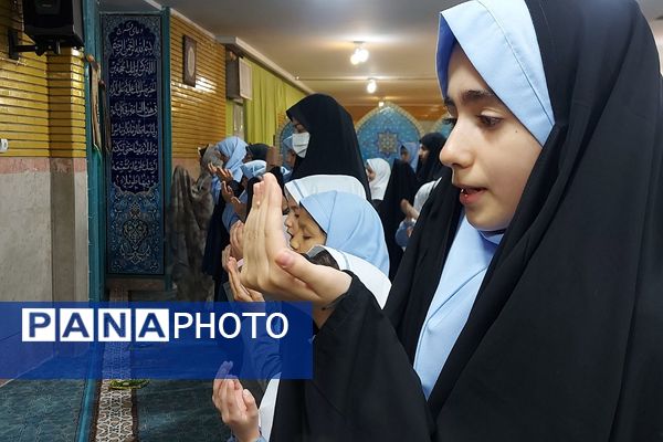 اقامه نماز جماعت در دبستان دخترانه حکمت شهرری