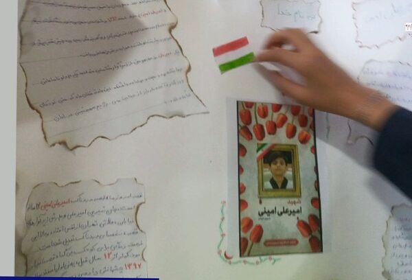 جشن انقلاب در دبستان لاله‌های انقلاب 