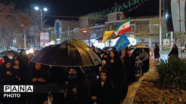دهه نودی‌ها در زیر چتر انقلاب 
