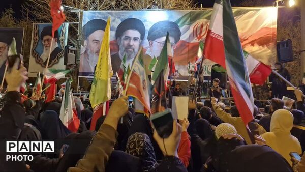 تجمع مردم دلفان امشب رنگ و بوی دیگری داشت