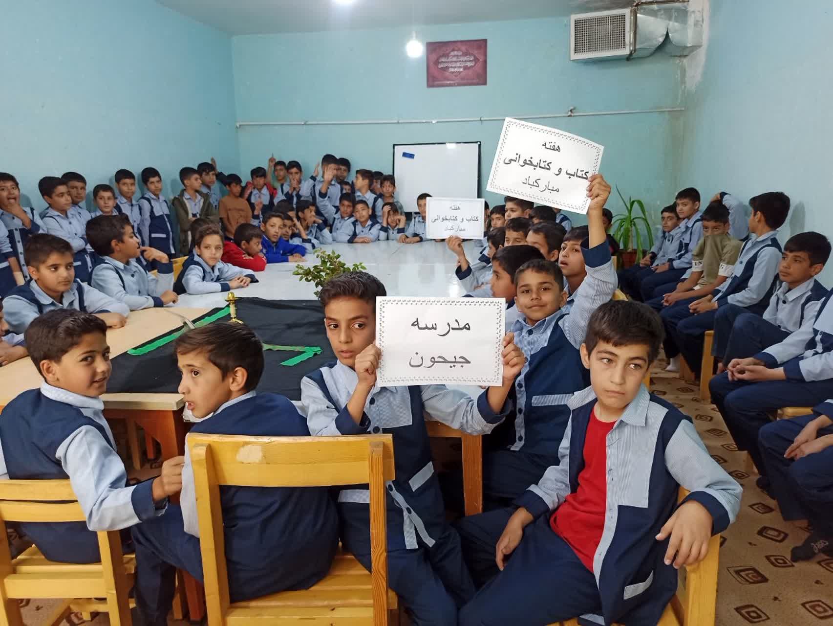 میزبانی کتابخانه امام حسین (ع) از دانش‌آموزان خاتم 