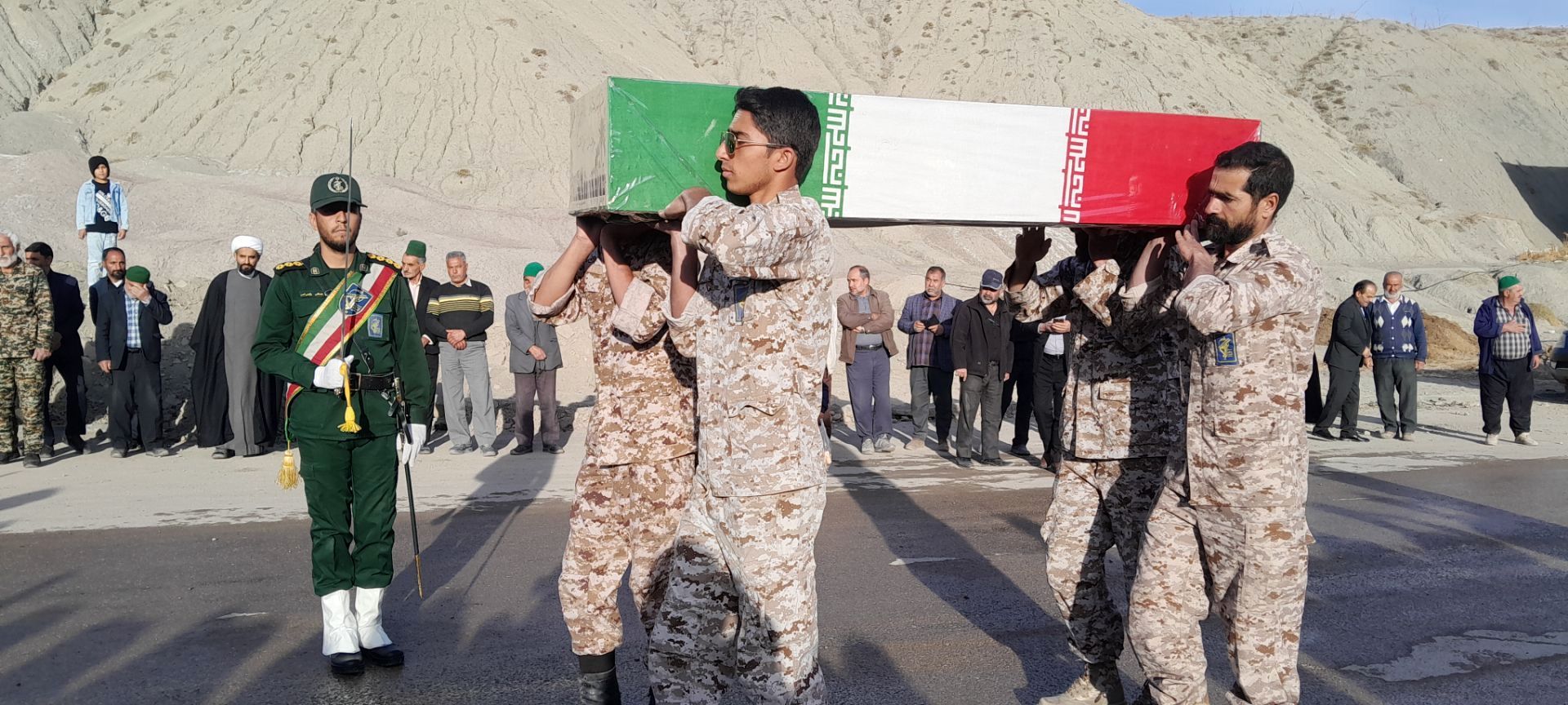 تشییع پیکر شهید گمنام در گلزار شهدای شهر بار نیشابور 