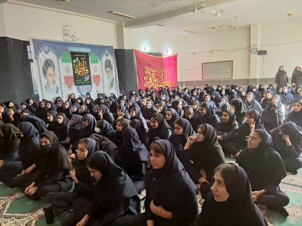 استقبال پرشور از شهید گمنام در هنرستان زهرای مرضیه بندرعباس
