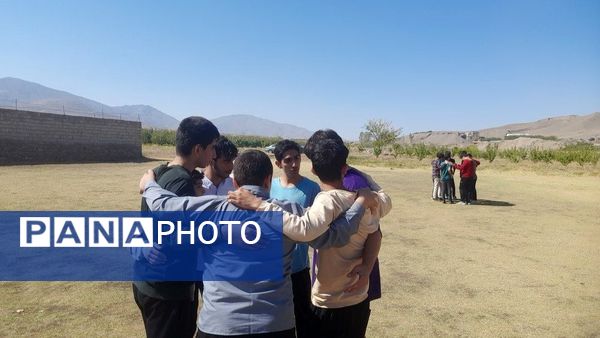 قابی صمیمی از مهرورزی و همکاری دانش‌آموزان در دل طبیعت آیواز 