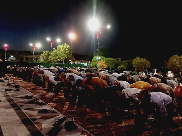 برپایی نماز جماعت در آرامگاه شهید مدرس 