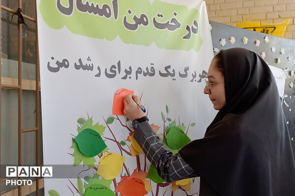 آغاز سال تحصیلی در دبیرستان شاهد ام‌ابیها آباده