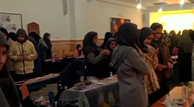 بازارچه تولیدات دستی دانش آموزان در دبیرستان حاج حبیب الله زیرک