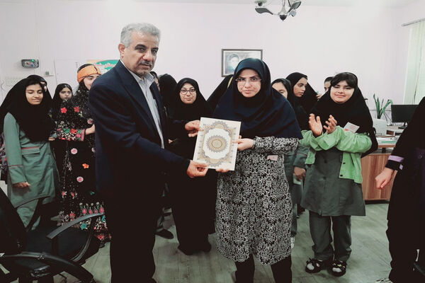 اجرای طرح مدرسه سبز ، انس با قرآن، اهدای کتاب به کتابخانه و تجلیل از فعالان دبیرستان رضوان شهرستان بوشهر
