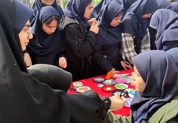 بازارچه کسب و کار و کارآفرینی دانش‌آموزان در دبیرستان پژمان بختیاری مشهد
