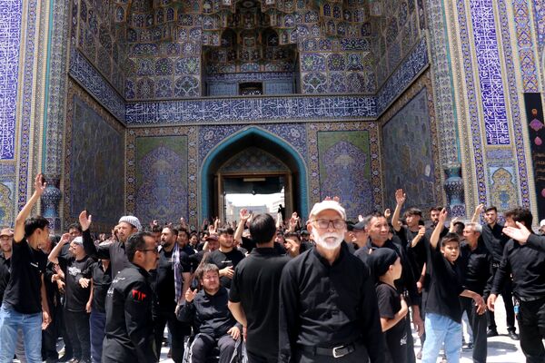 حرم مطهر رضوی غرق در ماتم اباعبدالله الحسین(ع)