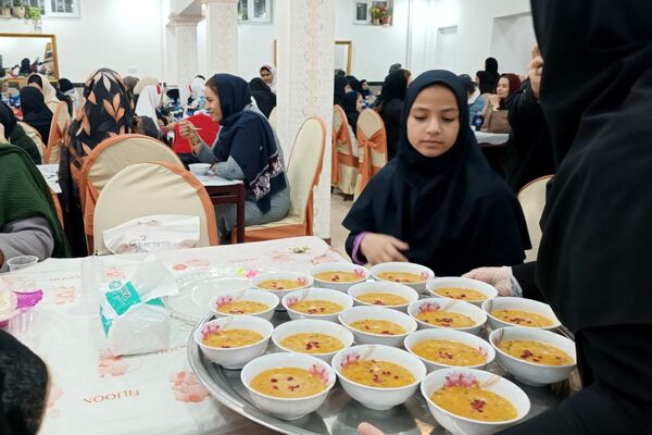 ضیافت افطار مادر و دختری دبستان ابوالحسن الوندی 