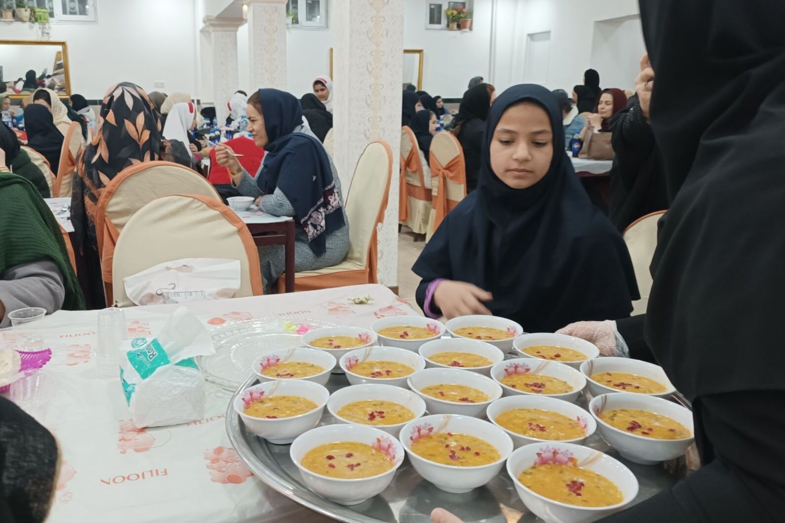 ضیافت افطار مادر و دختری دبستان ابوالحسن الوندی 