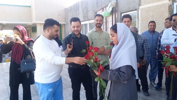 قدردانی پیشتازان دبستان شهید نجفی فدافن از پرستاران بیمارستان حضرت ابوالفضل 