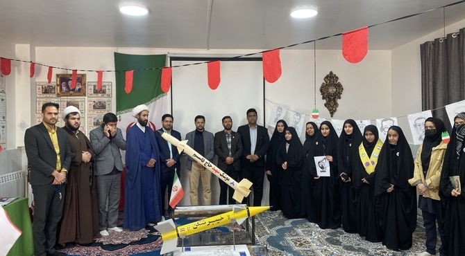 انتقال ارزش های انقلاب به نسل نو در نمایشگاه «مدرسه انقلاب» دبیرستان تکتم