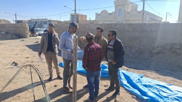 همت جوانان و نوجوانان هیات کشتی در ساخت دبستان فاطمیه ابرکوه