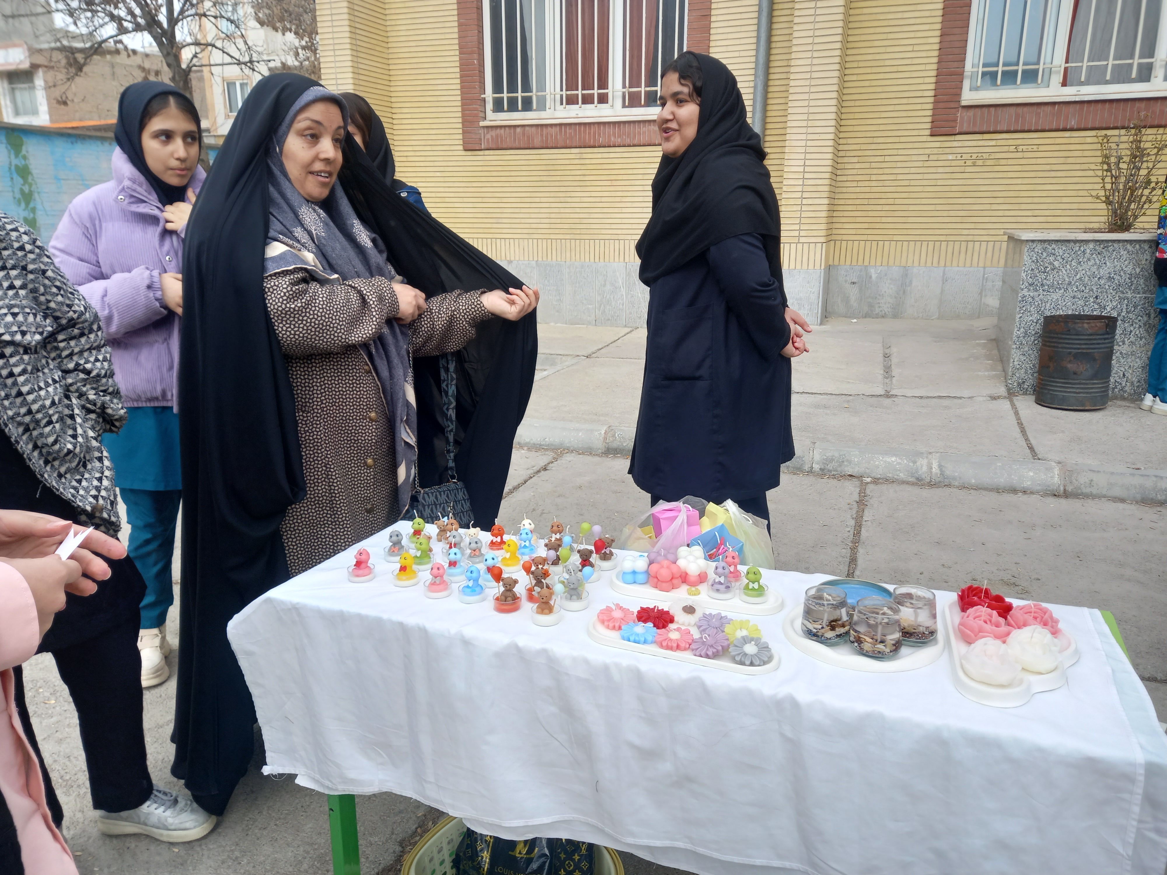 بازارچه درون مدرسه‌ای در مدرسه فاطمیه شهرستان شیروان