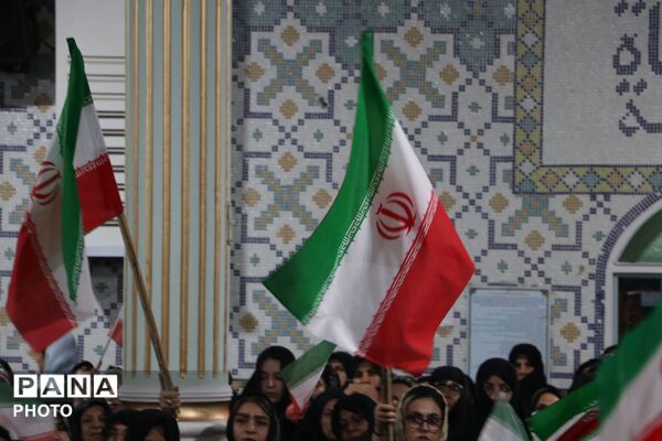 هم‌نوایی پیشتازان و خادمان رضوی در آیین پرچم‌گردانی میلاد امام رضا(ع) در ایلخچی