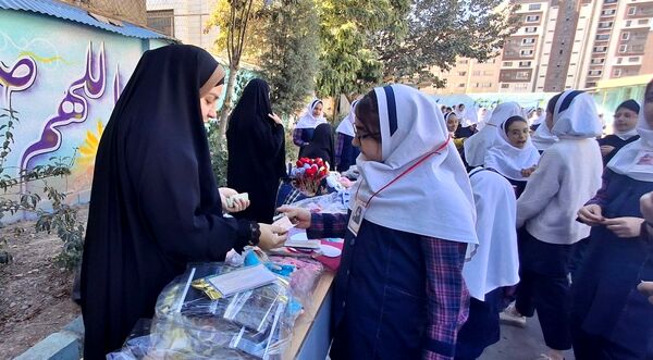 راه‌اندازی بازارچه خیریه مدرسه حجت بن‌الحسن ناحیه 2 کرج 