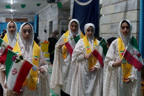 اعتکاف دانش‌آموزی با توزیع بسته «ایرانمون»