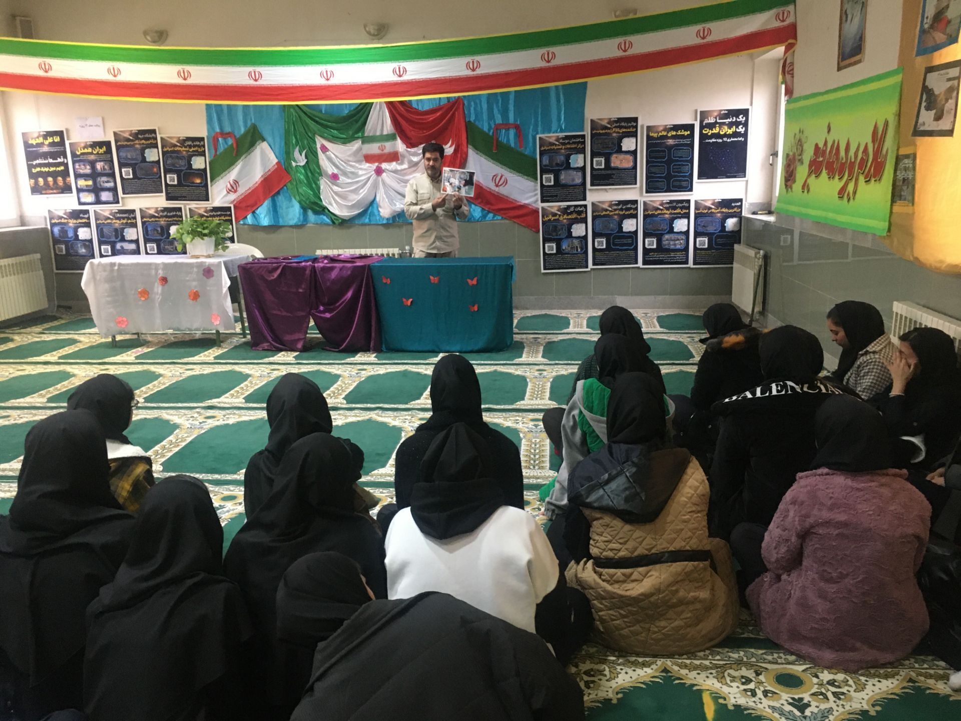 نمایشگاه آمادگی دفاعی و یادآوره ی دستاوردهای انقلاب سلامی در مدرسه حضرت زینب  شهر کندر 