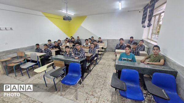 جشن شکوفه‌ها با حضور دانش‌آموزان پایه هفتم در مدرسه شهید رجایی یک بجنورد 